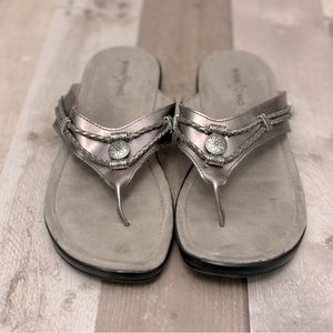 Minnetonka Silver Women’s Leather Sandal Size 10